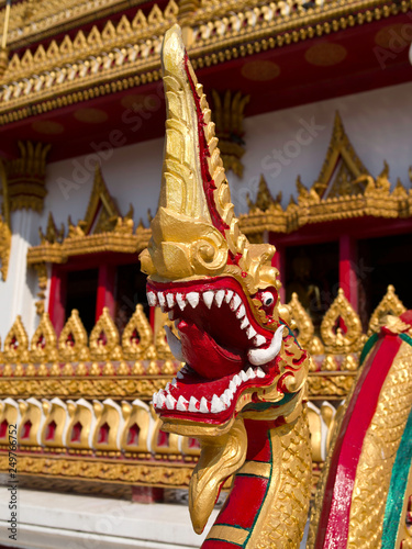 Tête de Naga à l'entrée du Grand temple de Khon kaen en Thaïlandee © Phil Jobs