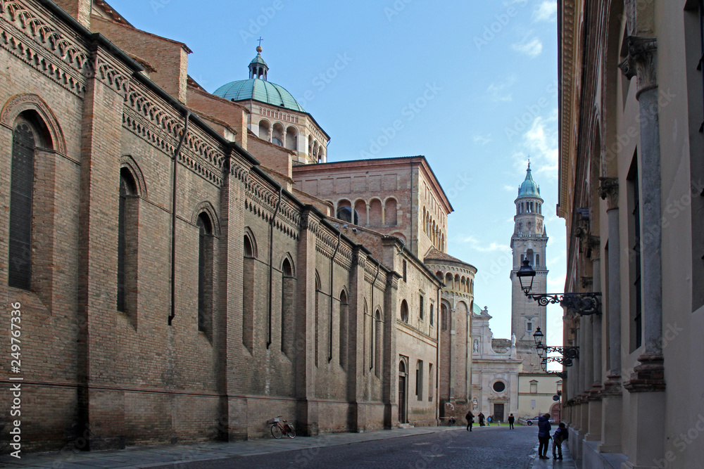 il fianco sud del Duomo di Parma e il campanilde di San Giovanni Evangelista