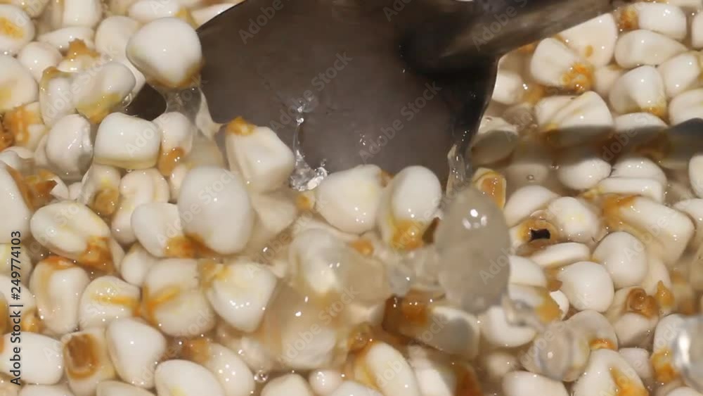 Preparacion del maiz cacahuazintle para pozole. Platillo tipico mexicano.
