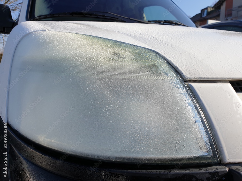 Obraz premium Frozen morning dew on car front headlight.