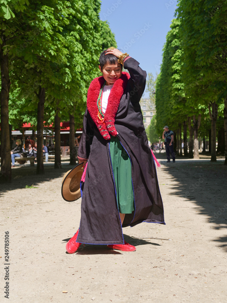 Touiste asiatique ethnie yao marchant au jardin des tuileries