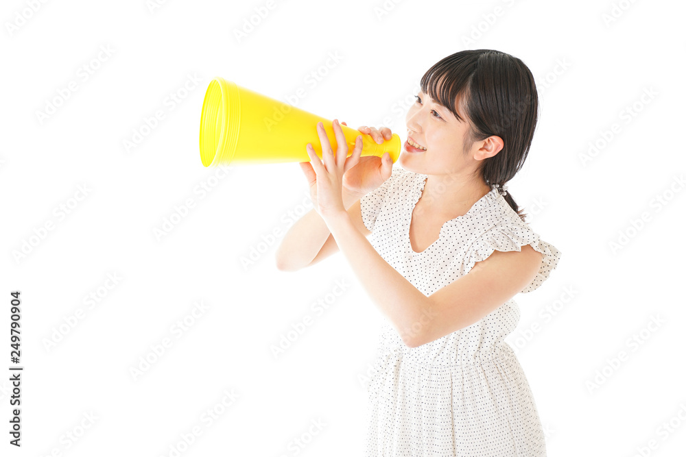 メガホンを使い応援をする若い女性