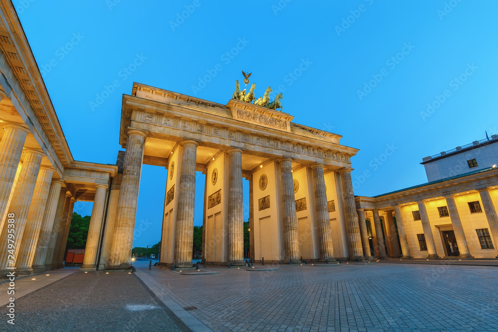 Naklejka premium Berlin Niemcy, panoramę miasta nocą przy Bramie Brandenburskiej (Brandenburger Tor)
