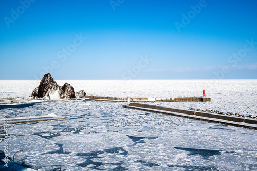 冬の知床・ウトロ　朝の流氷のオホーツク海とウトロ港（北海道・斜里町・ウトロ）