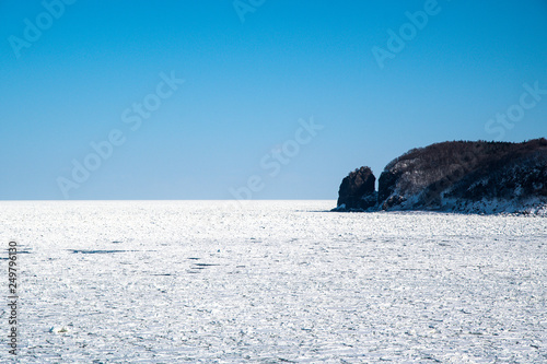 冬の知床・ウトロ 朝の流氷のオホーツク海とプユニ岬（北海道・斜里町・ウトロ）