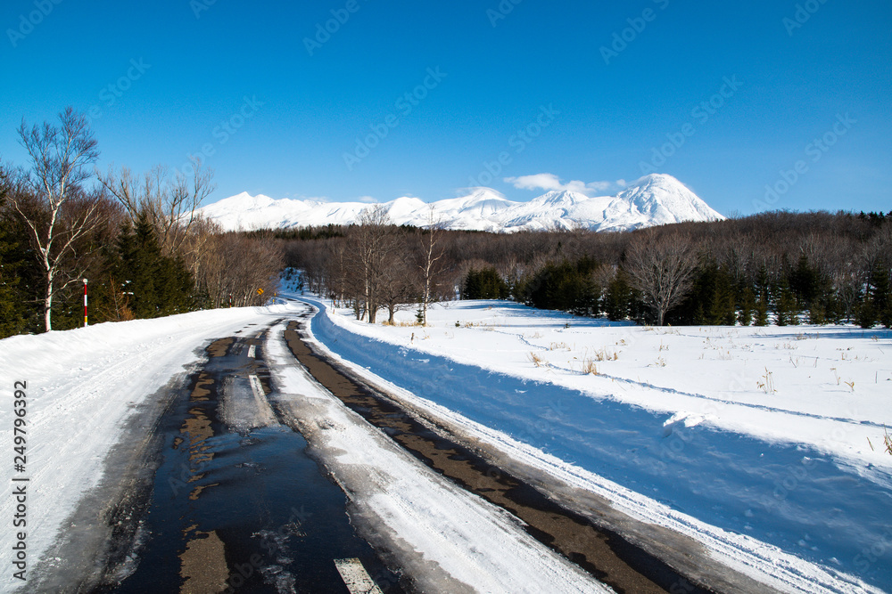 冬の知床・ウトロ　雪に覆われた知床連山と道路（北海道・斜里町・ウトロ）