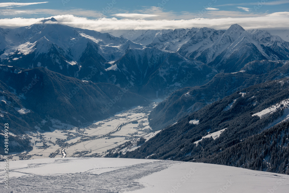 Naklejka premium Ein Blick auf das Zillertal in Österreich