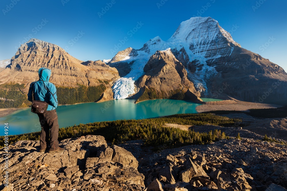 Φωτογραφία Photographer or traveler stand before Panoramic Landscape of Berg Lake and Snowy Mountain Robson Park Canadian Rocky Mountains