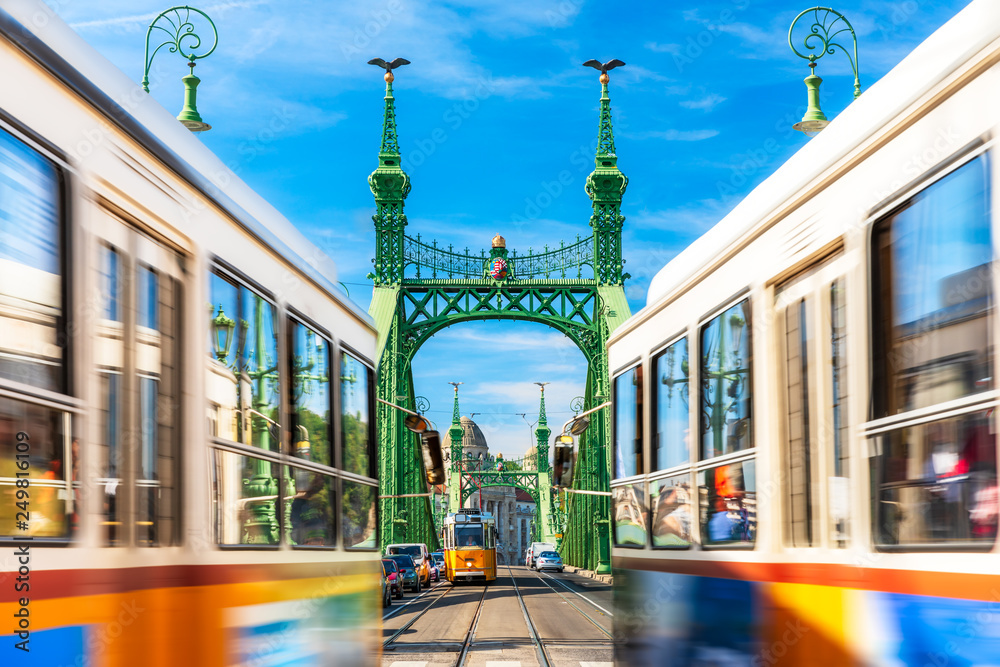 Obraz premium Trams at Liberty Bridge in Budapest