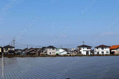 住宅と太陽光発電所