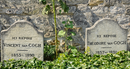 Tumbas de Vicent y Theo Van Gogh en Auvers-sur-Oise, Francia photo
