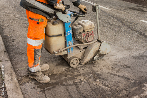 Tiefbau Trennschleifer Arbeiter trennt Asphalt - Civil engineering cut-off grinder worker cuts asphalt