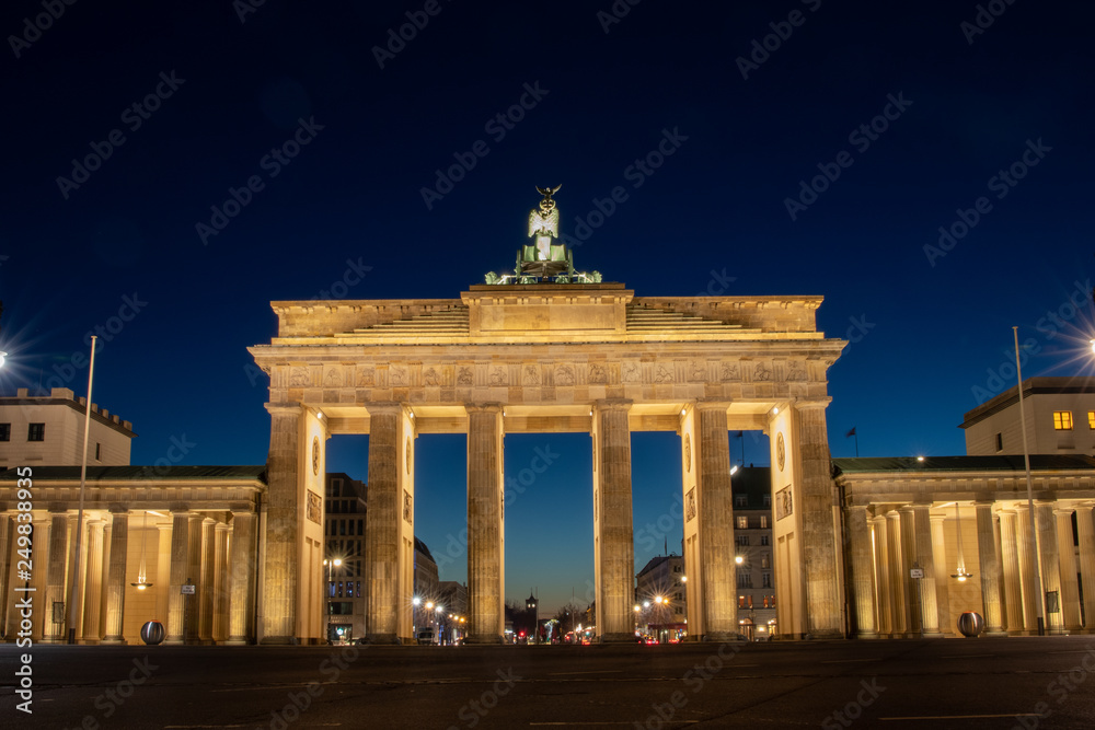 Obraz premium Brandenburg gate dark sky