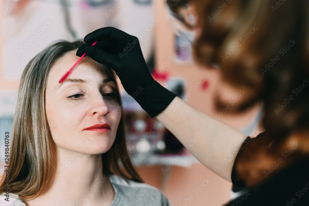 Master black gloves makes the makeup combing the eyebrows after the procedure, laminating and microbleeding Master black gloves makes the makeup combing the eyebrows after the procedure, laminating and microbleeding