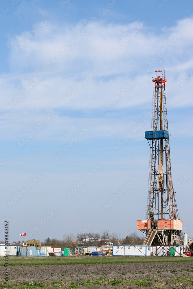 Land oil drilling rig worksite