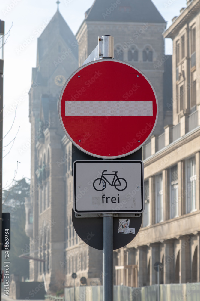 Durchfahrt verboten Schild im Straßenverkehr mit rotem Schild und einem darunter gestellten