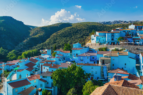 Juzcar la città dei Puffi immersa tra le montagne nelle vicinanze di Ronda, Malaga, Andalusia, Spagna photo