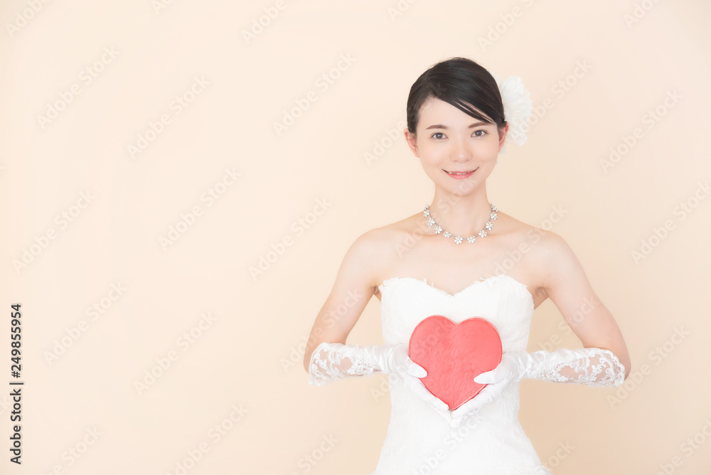 ウェディングドレスを着た女性 ウェディングドレスを着た女性