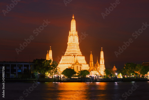 Big prang Buddhist temple Wat Arun in night lighting in the evening twilight . Bangkok, Thailand © sikaraha