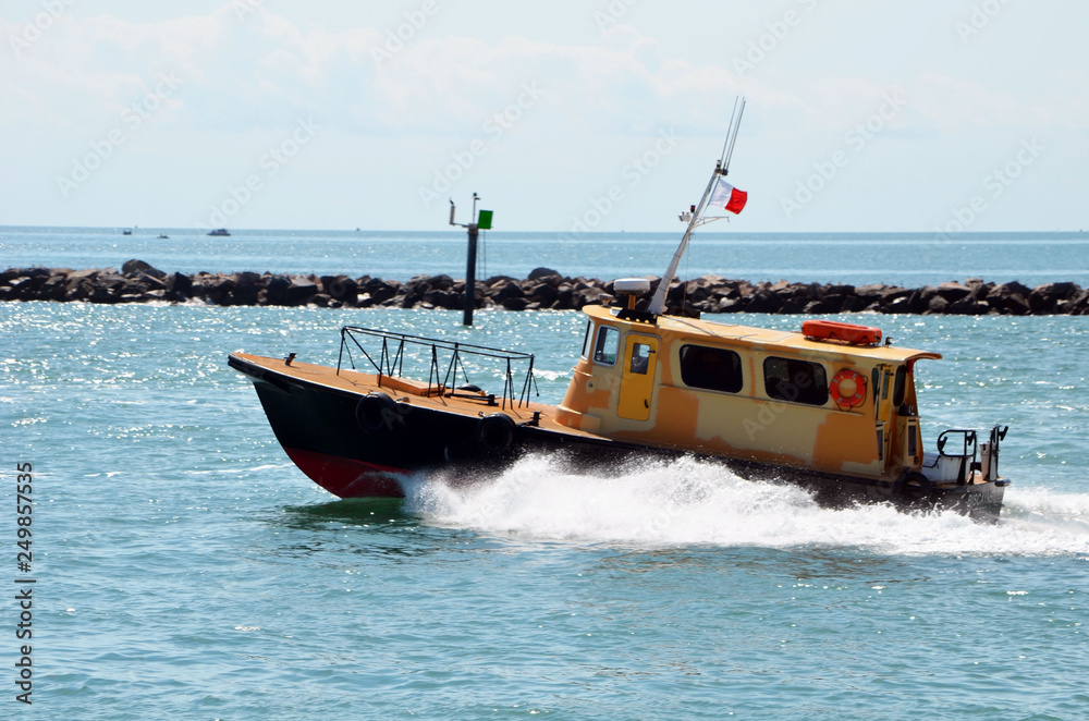 Naklejka premium Miami based Pilot boat heading out to sea to escort a ship back to port