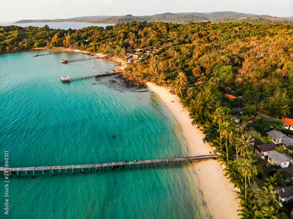 Plage et ponton en bois de Thaïlande photo aérienne drone mer tropicale