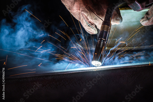 Fotografia Industrial welder welding fabricated construction in factory, Welding process by