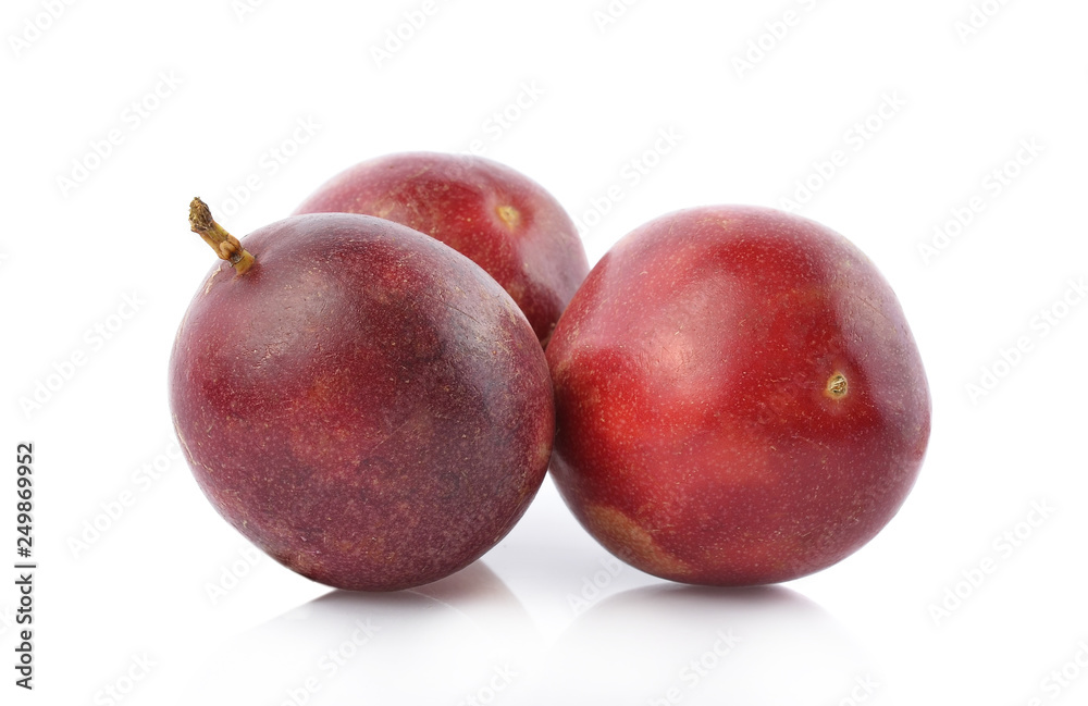 Obraz premium Passion fruit isolated on white background