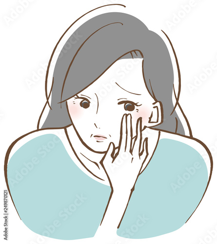 目元を気にする中年女性　困り顔
