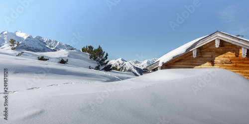 Skihütte im Schigebiet in den Bergen