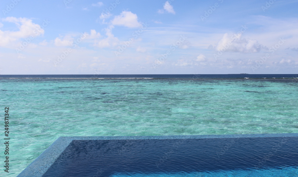 Fototapeta premium Pool and ocean