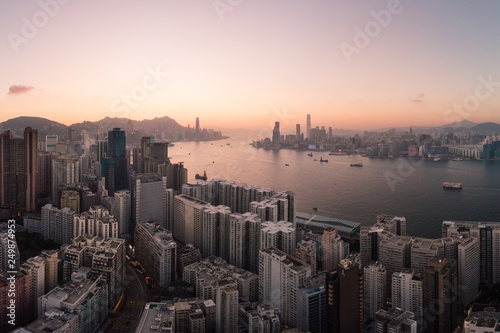 Sunset over Hong Kong and the Victoria harbor © jakartatravel