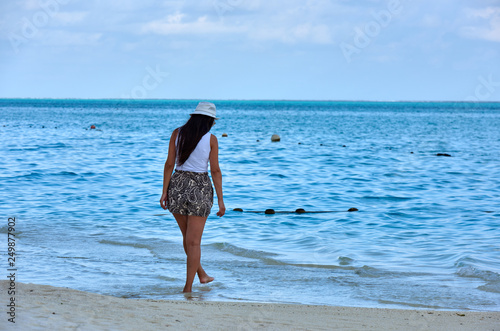 Fototapeta Naklejka Na Ścianę i Meble -  girl on the beach in the maldives