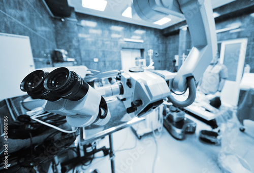 Tableau sur toile surgical microscope on the background of modern neurosurgical operating room and