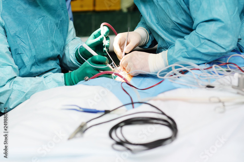 Φωτογραφία neurosurgeons perform surgery to excise a brain tumor in a modern surgical opera