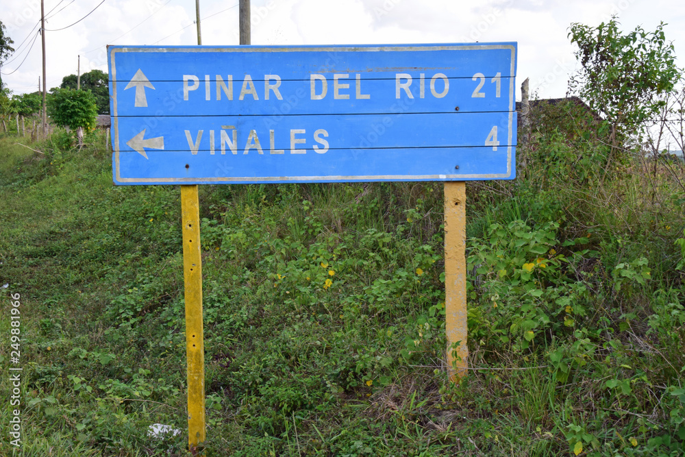Straßenschild auf Kuba mit der Entfernungsangabe für 
