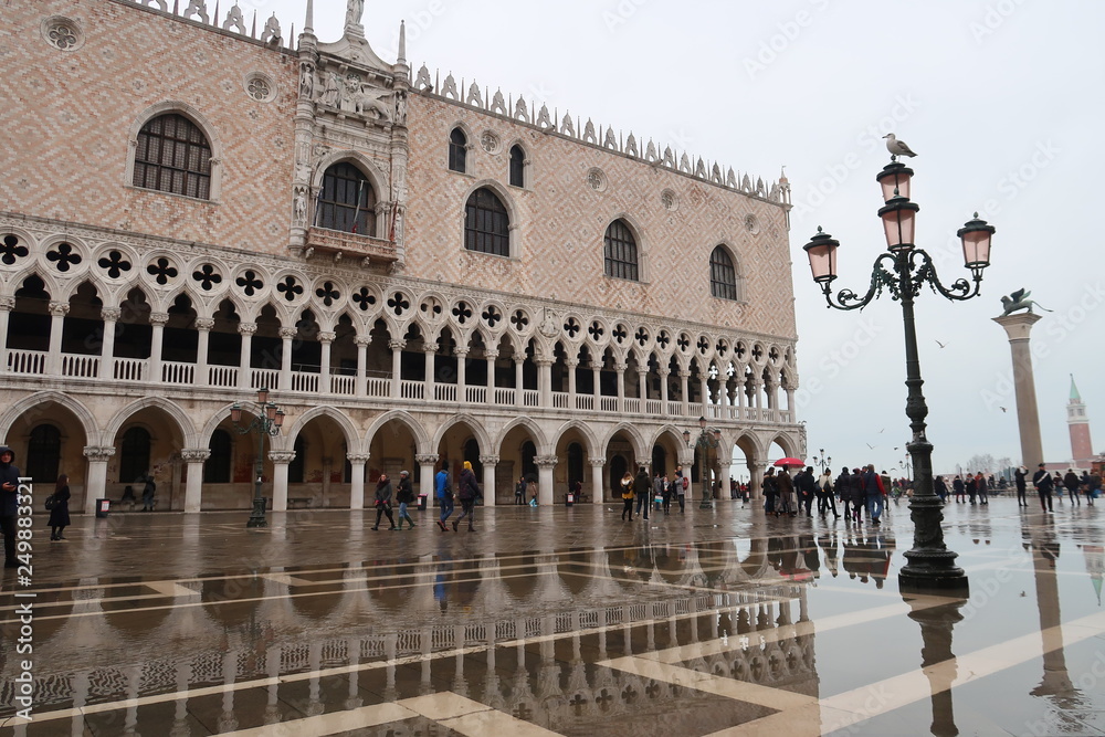 Acqua alta à Venise, palais des Doges se reflétant dans l'eau sur la piazzetta San Marco inondée (Italie)