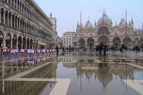Acqua alta à Venise, basilique San Marco se réflétant dans l'eau sur la place Saint-Marc inondée (Italie)