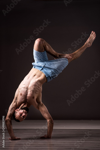 Fototapeta Naklejka Na Ścianę i Meble -  A topless man dancer performing a dancing moves