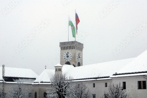 Torre del castello di Lubiana con neve e bandiere photo