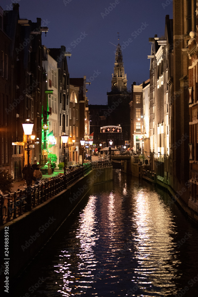 Großstadt am Abend, Amsterdam, Niederlanden.
