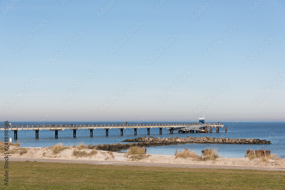 Der Ostküsten-Radweg an der Ostseeküste entlang hier Radwanderer vor der Seebrücke in Schönberger Strand