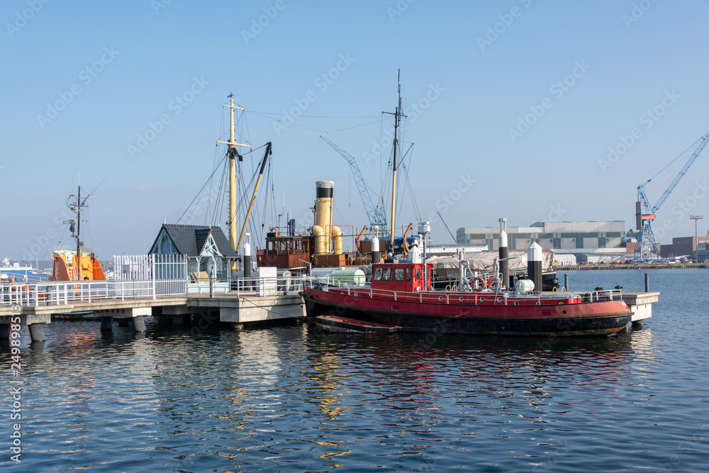 Der Hafen von Kiel, der Blick von der Seegartenbrücke hinüber nach Kiel Gaarden über die Inneförde Dort befinden sich die Werften, ein wichtiger Industriezweig der kieler Wirtschaft