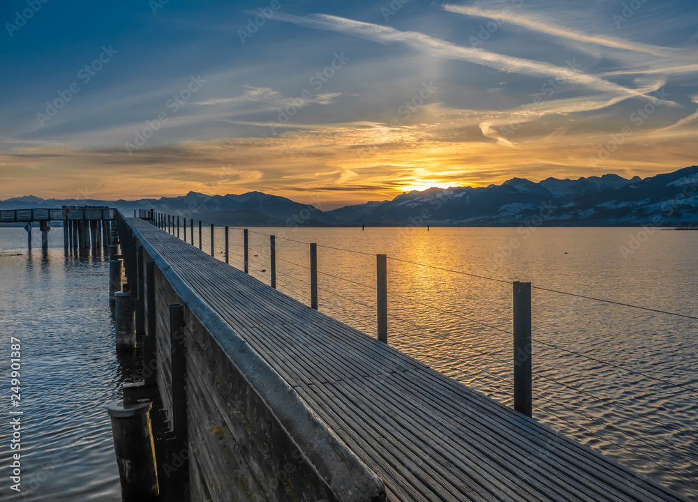 Obraz premium Gorgeous sunrise on the shores of the upper Zurich Lake (Obersee) near Hurden (Schwyz) and Rapperswil-Jona (Sankt Gallen), Switzerland
