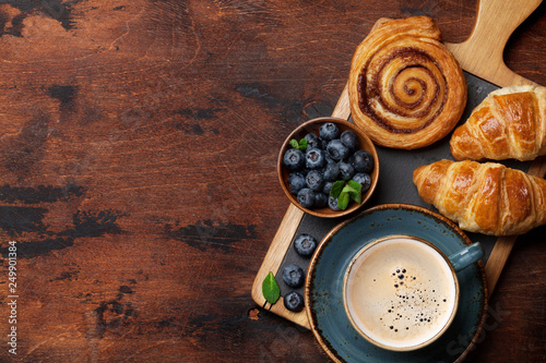 Fotografia Coffee and croissants breakfast
