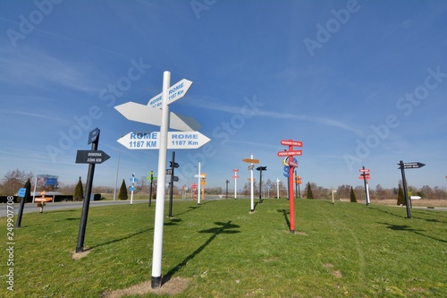 Fotografia Direction signs in wood showing the distance of the main towns of the world