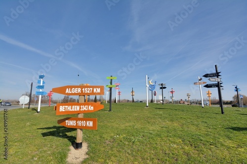 Bild auf Leinwand Direction signs in wood showing the distance of the main towns of the world
