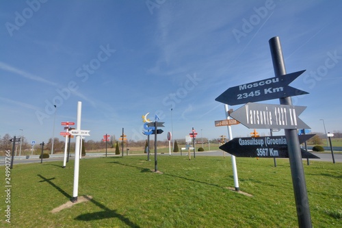 Bild auf Leinwand Direction signs in wood showing the distance of the main towns of the world