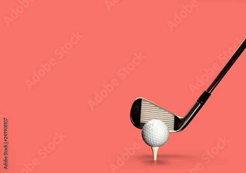 Fototapeta Piłka golfowa, trójnik i żelazko na solidnym koralowym tle