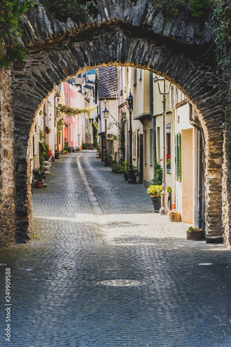 Boppard Altstadtgasse mit historischem Stadttor