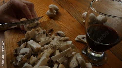 Preparando hongos mientras se toma vino
